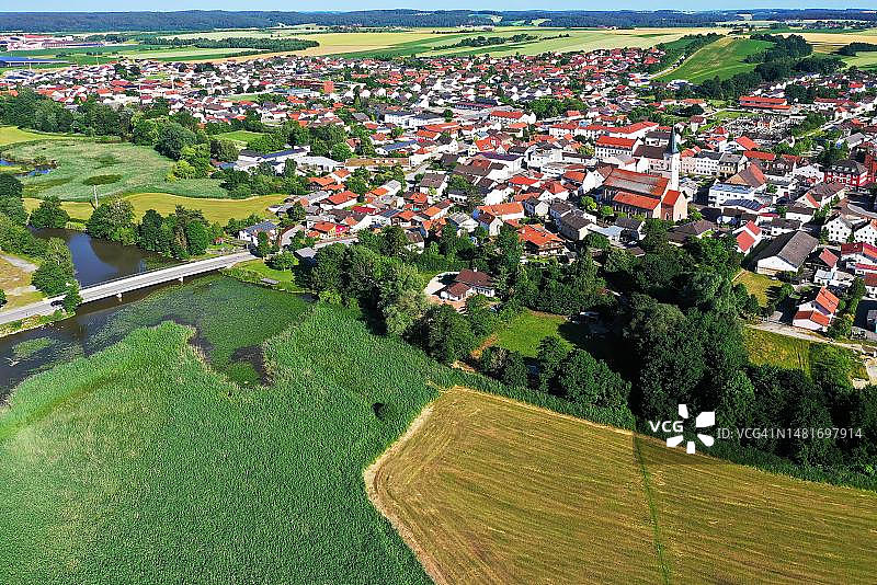 德国巴伐利亚丁戈尔芬-兰道区弗龙滕豪森集镇鸟瞰图片素材