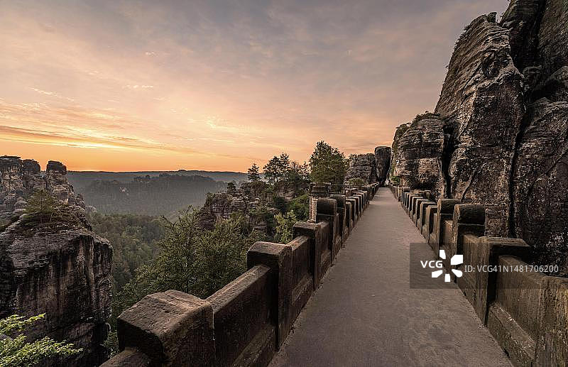 德国德累斯顿附近的易北砂岩山脉的巴斯泰桥日出图片素材