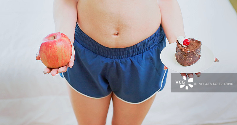 节食女性站在体重秤上图片素材