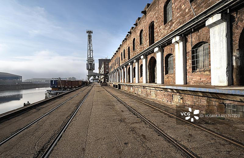 德国卡尔斯鲁厄港口的轨道式起重机图片素材