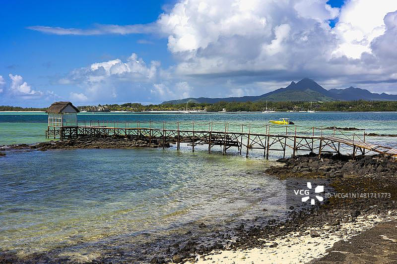 毛里求斯东海岸的码头、船只和山脉图片素材