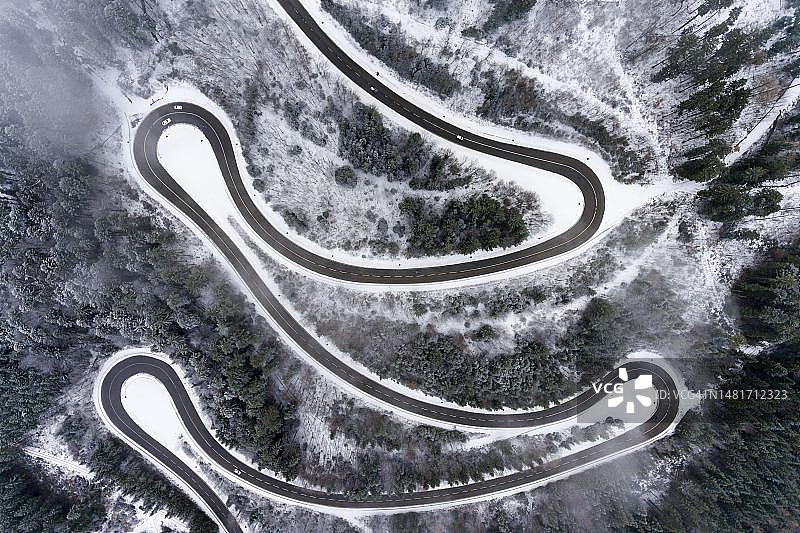 洛亨帕斯，从魏尔斯特滕到蒂林根的蜿蜒道路，无人机照片，士瓦本阿尔布，巴林根，巴登-符腾堡州，德国图片素材