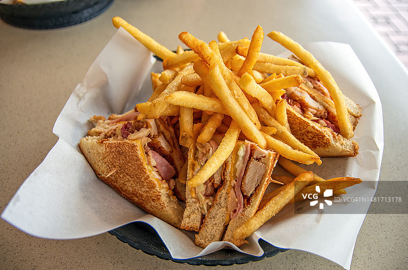 面包鸡肉培根火腿奶酪三明治配炸薯条图片素材