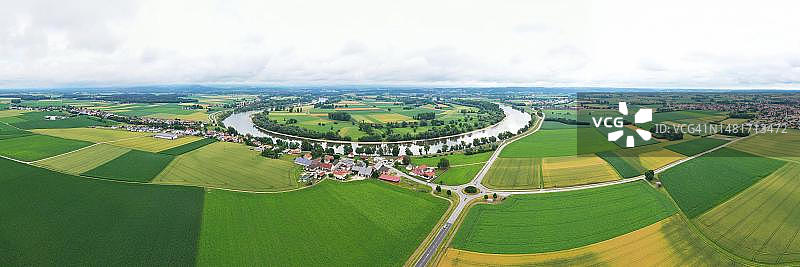 德国奥斯特霍芬附近河湾航拍，可看到米尔哈姆附近的多瑙河图片素材