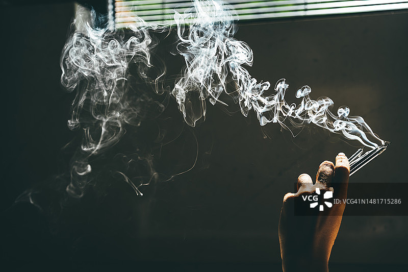 用特殊香薰檀香蜡烛熏蒸房间的人手图片图片素材