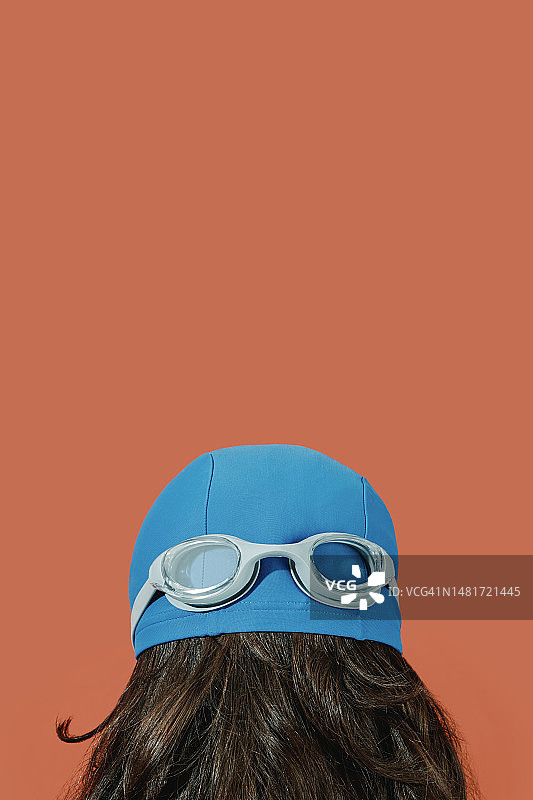 戴着泳帽和泳镜的女人图片素材