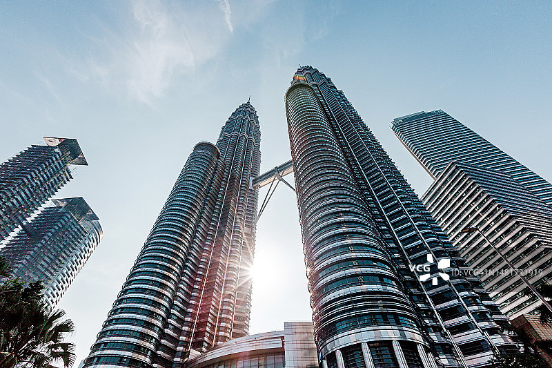 仰视角度拍摄的马来西亚吉隆坡市中心未来主义摩天大楼图片素材
