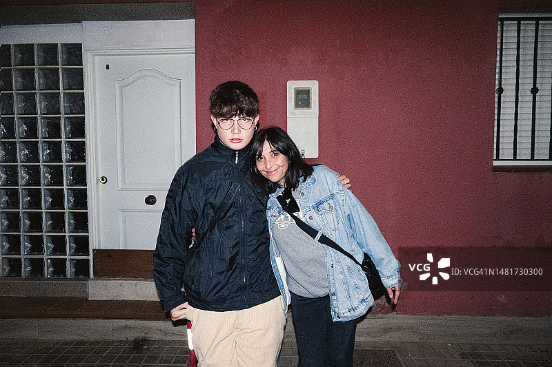 少年拥抱母亲图片素材