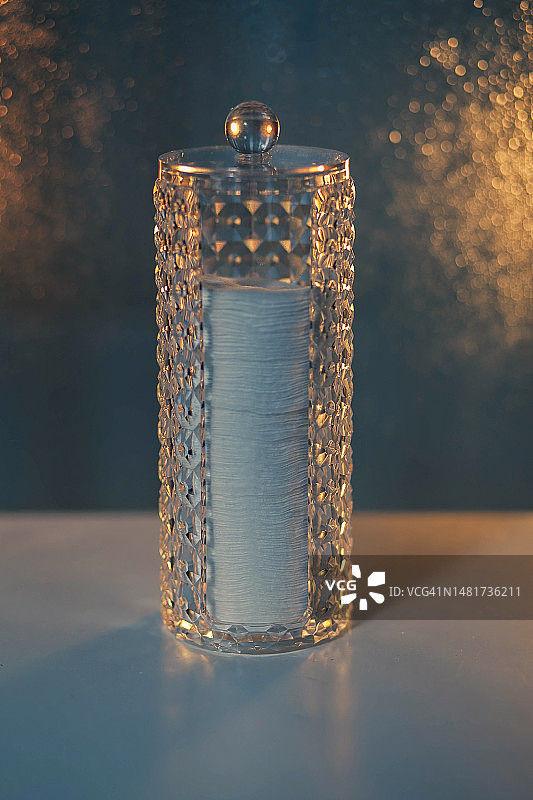 盖着盖子的塑料化妆棉收纳盒，模糊背景，冷色调图片素材