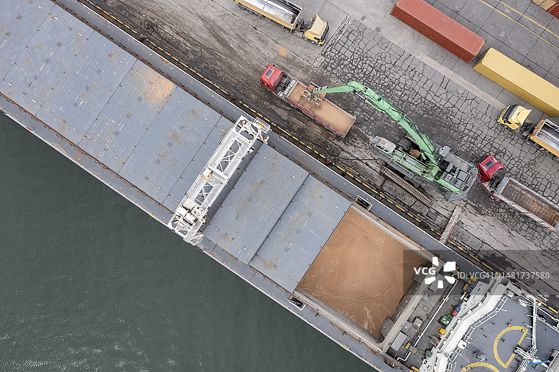 商业港口装载卡车，卡车运输图片素材