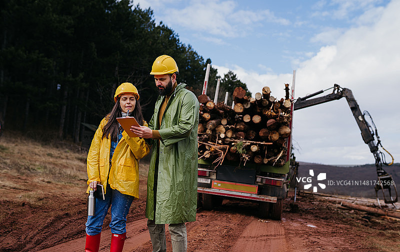 森林中的两名护林员图片素材