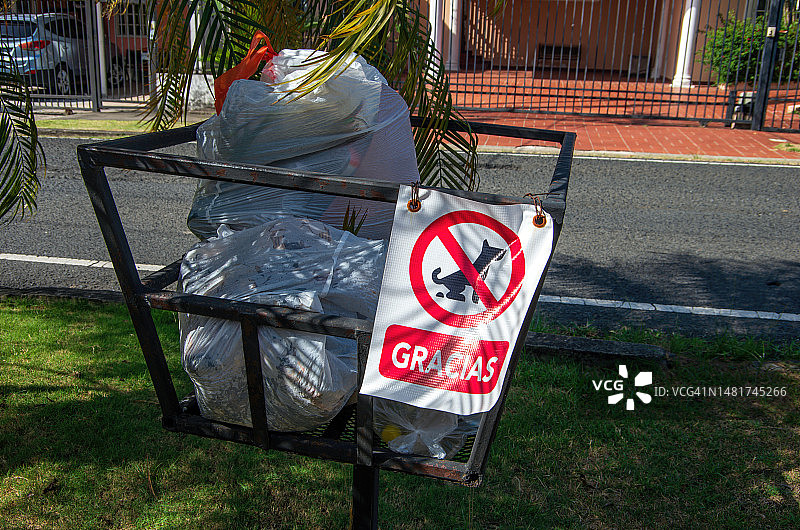 巴拿马城居民区垃圾桶上的西班牙语“谢谢”标志图片素材
