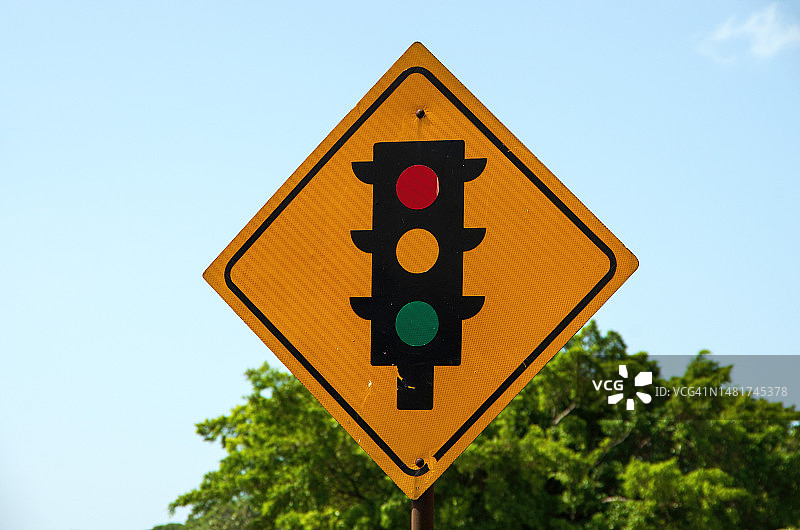 前方交通信号灯道路警告标志图片素材