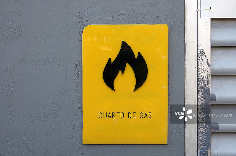 商业建筑外墙上用西班牙语写的警告标志“燃气室”图片素材