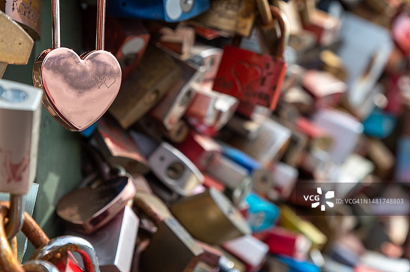爱情锁特写照片图片素材