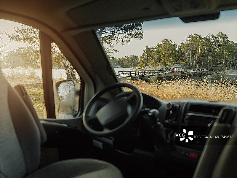 从露营车内欣赏清晨日出探险景观图片素材