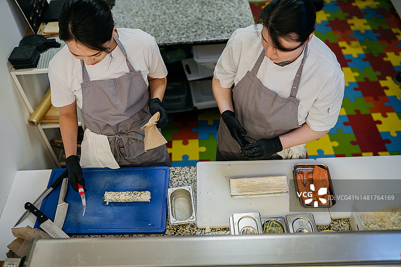 准备寿司的年轻女人图片素材
