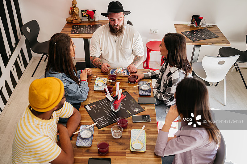 寿司与闺蜜的完美搭配图片素材