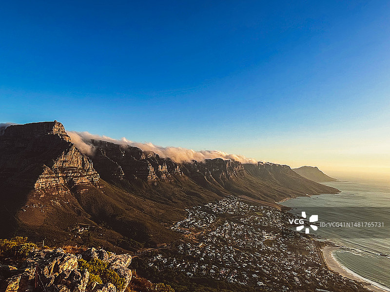南非：从狮子头看到的日落时分的开普敦图片素材