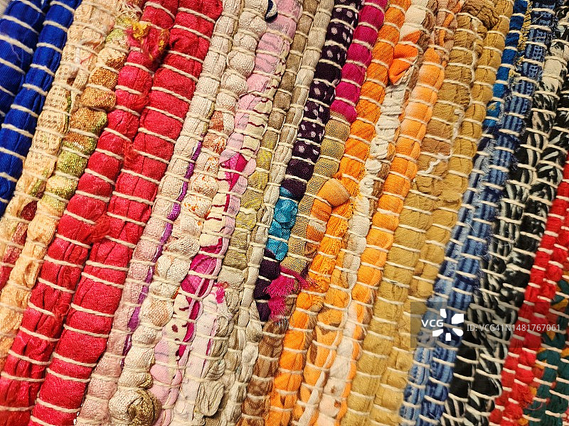 用碎布制成的彩色地毯纹理图片素材