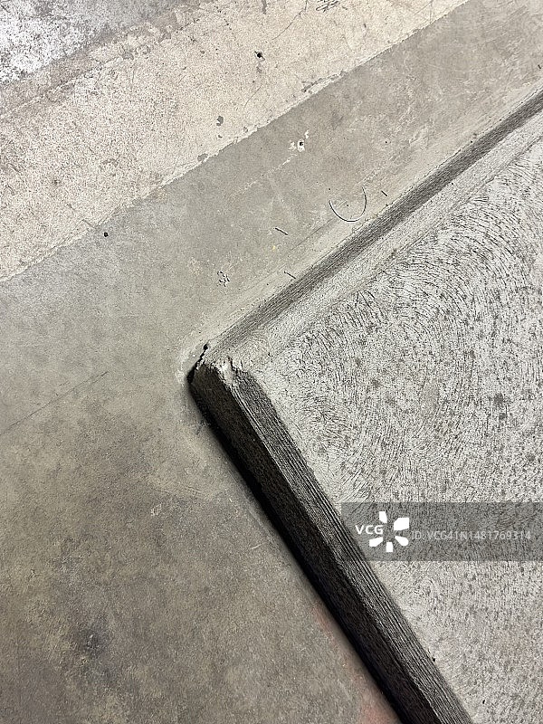 带有设备垫的混凝土楼板图片素材