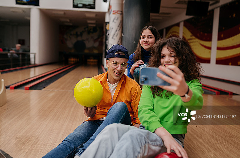 在保龄球馆自拍图片素材