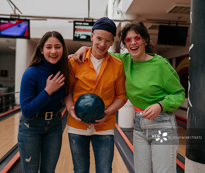 朋友们在保龄球馆玩得很开心图片素材