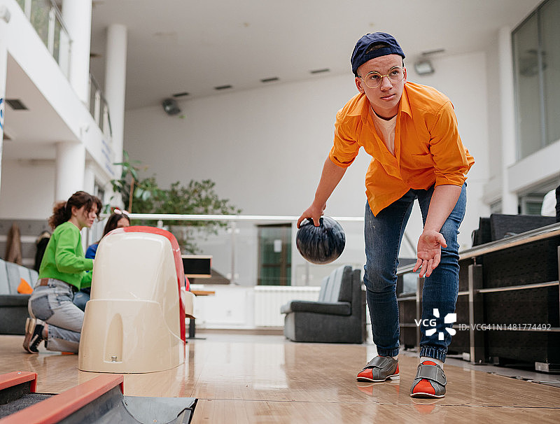 儿童保龄球图片素材