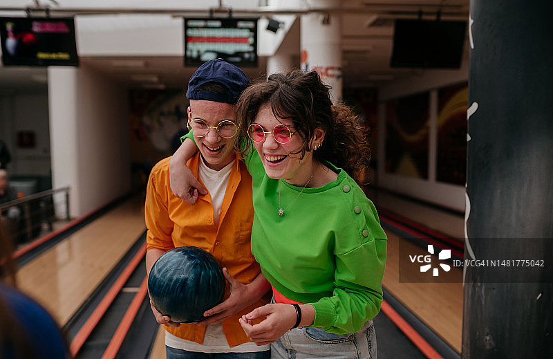 朋友们在保龄球馆玩得很开心图片素材