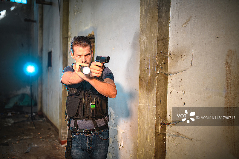 追捕罪犯的中年白人男警察图片素材