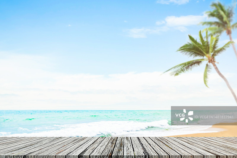 夏季海景背景桌，沙滩上的桌子和海岸边的海洋与棕榈树和甲板白云蓝天阳光明媚的自然风光，木制与海岸线热带，旅游度假村旅行图片素材