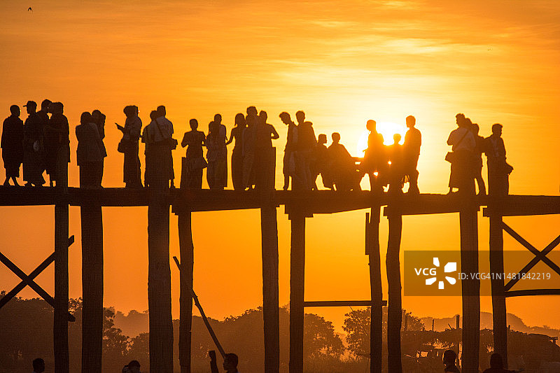 乌本桥上的人剪影图片素材
