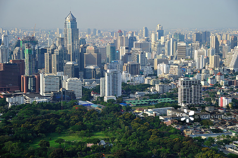 泰国曼谷酒店屋顶酒吧俯瞰伦披尼公园和城市建筑图片素材
