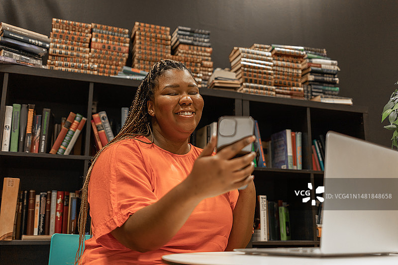 在图书馆打电话的女人图片素材