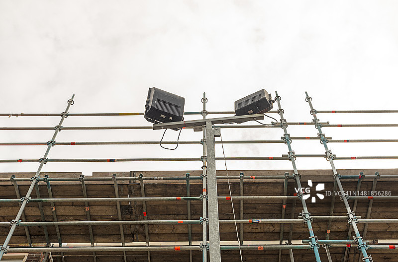 金属结构上的两盏施工灯图片素材