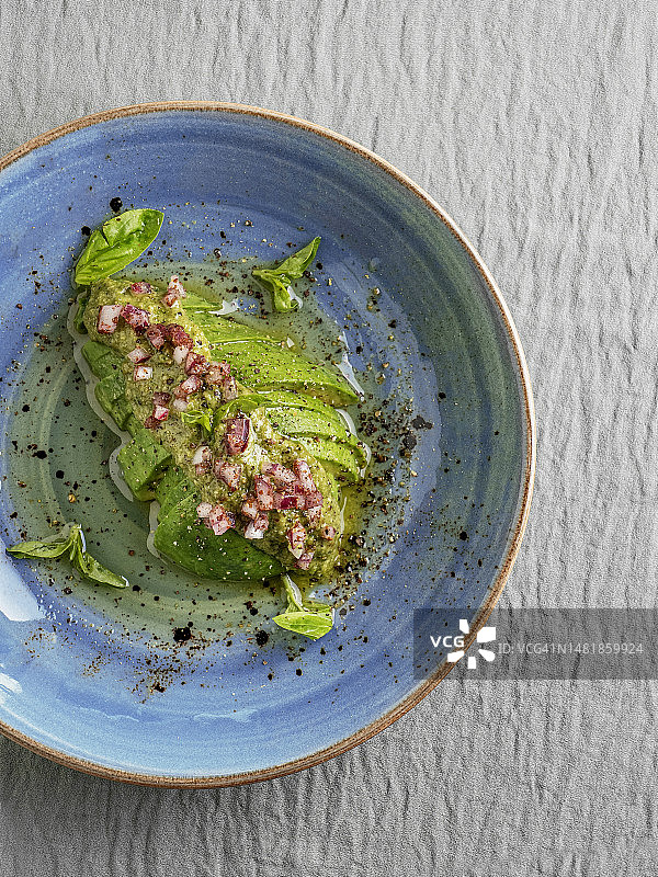 牛油果切片、搭配香蒜酱的牛油果图片素材