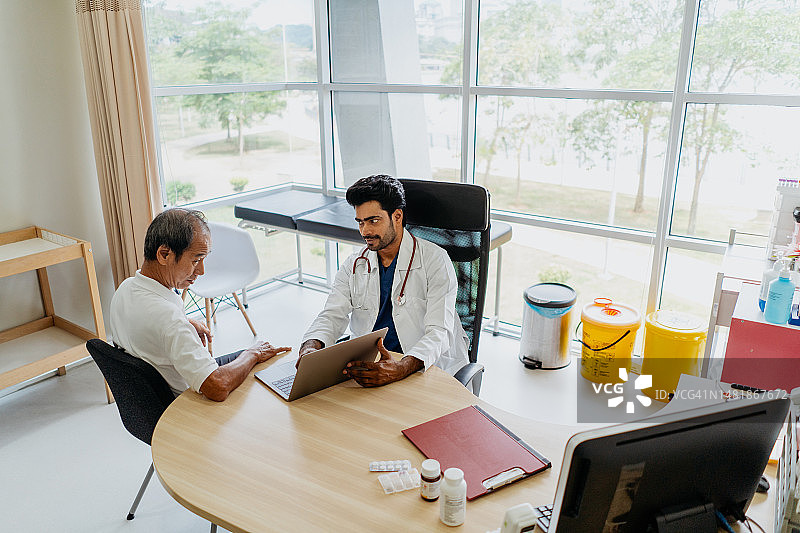 老年男人向医生咨询医疗建议图片素材