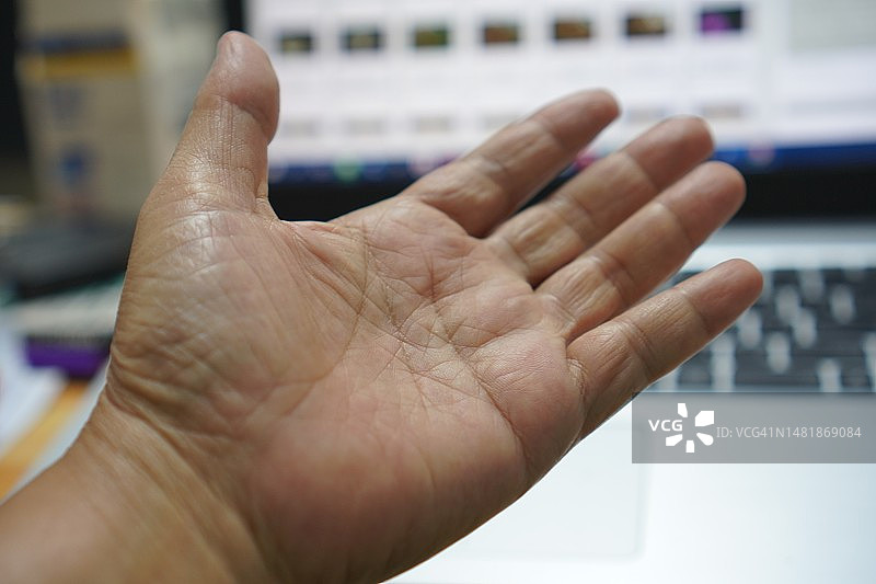 亚洲女性手部特写：展示五指，手掌向前图片素材