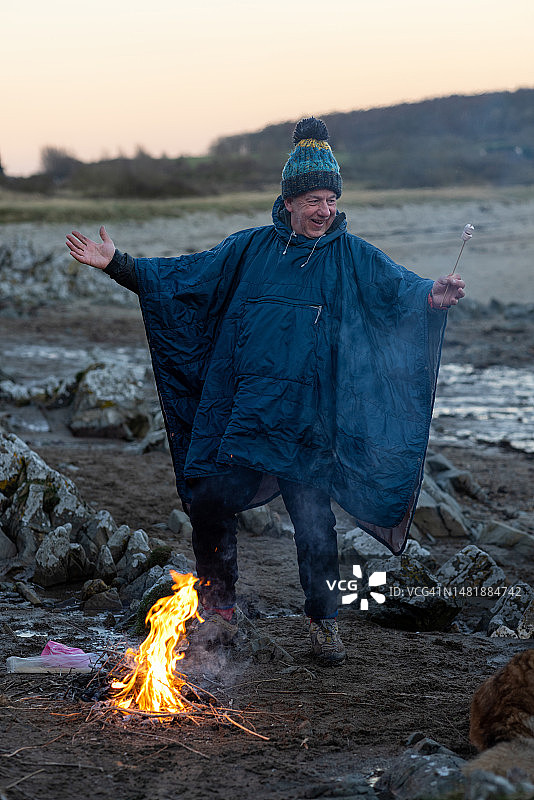 篝火旁跳舞图片素材