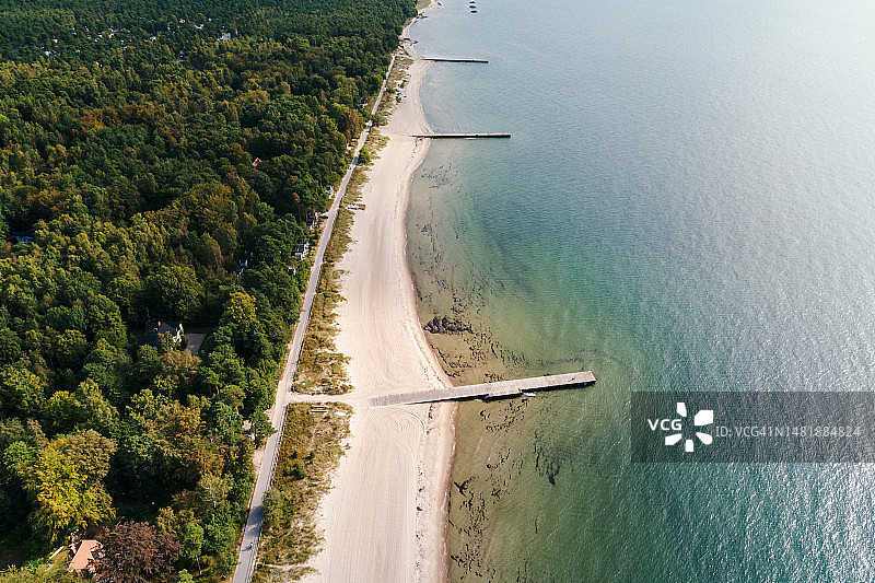 带浴场的细长沙滩鸟瞰图图片素材
