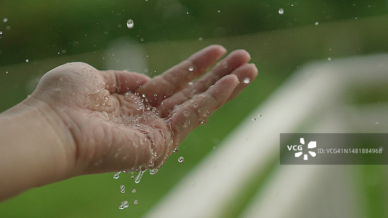 雨落在手上图片素材