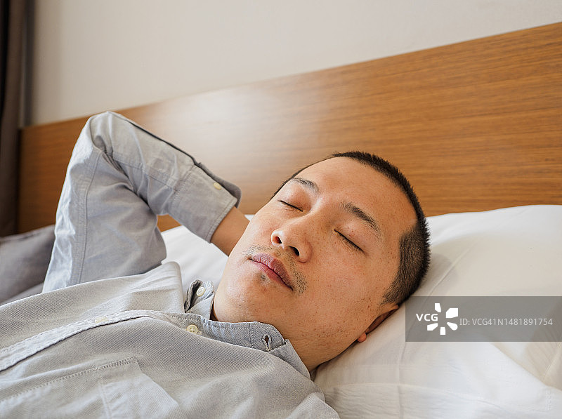 午睡的男人图片素材