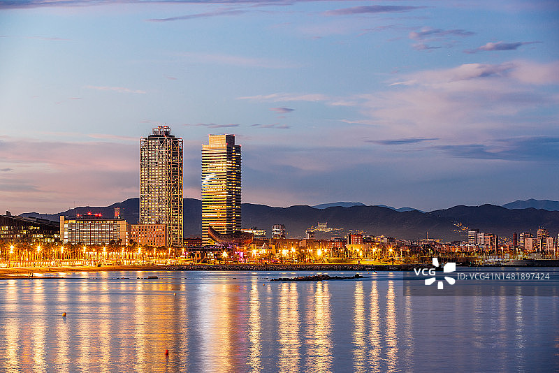 西班牙巴塞罗那海边夜景图片素材