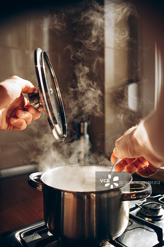 男人在厨房做饭图片素材