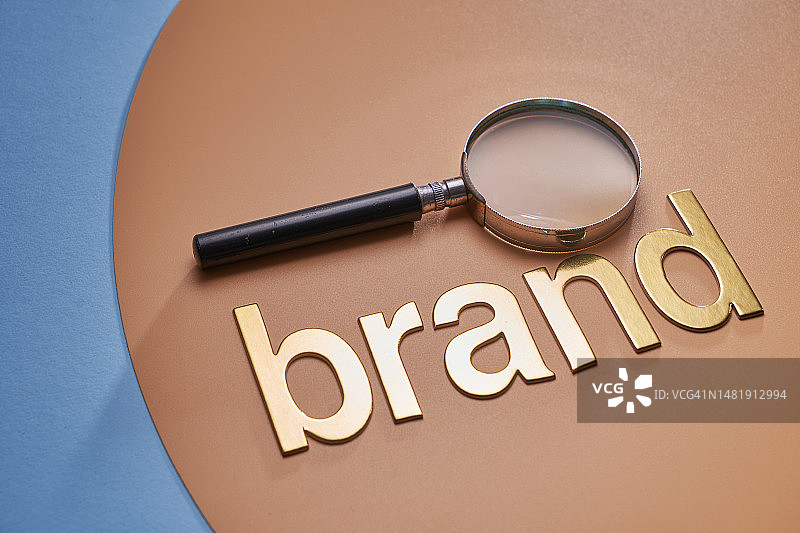 品牌商业概念：放大镜下的橙色背景，马来西亚图片素材