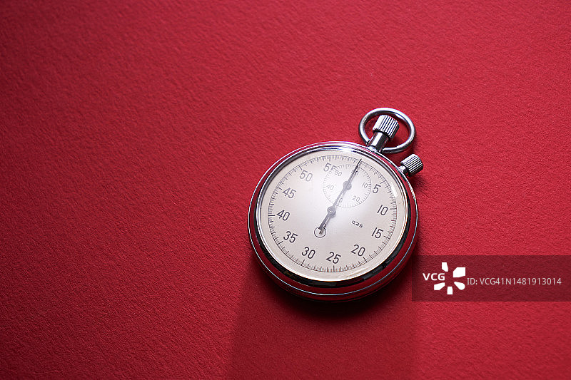 马来西亚红色桌子上的秒表特写图片素材