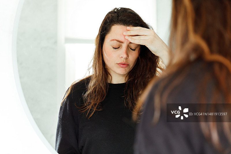 年轻女子头痛发作图片素材
