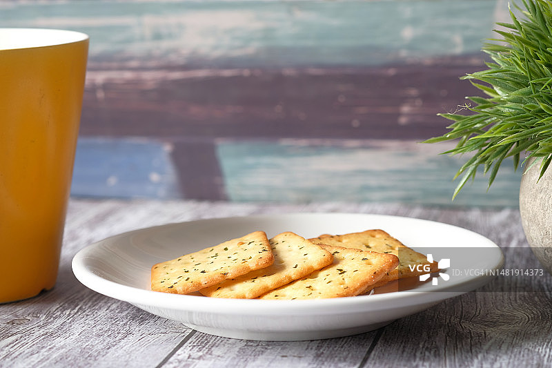 木桌上的甜饼干特写，罗马尼亚图片素材
