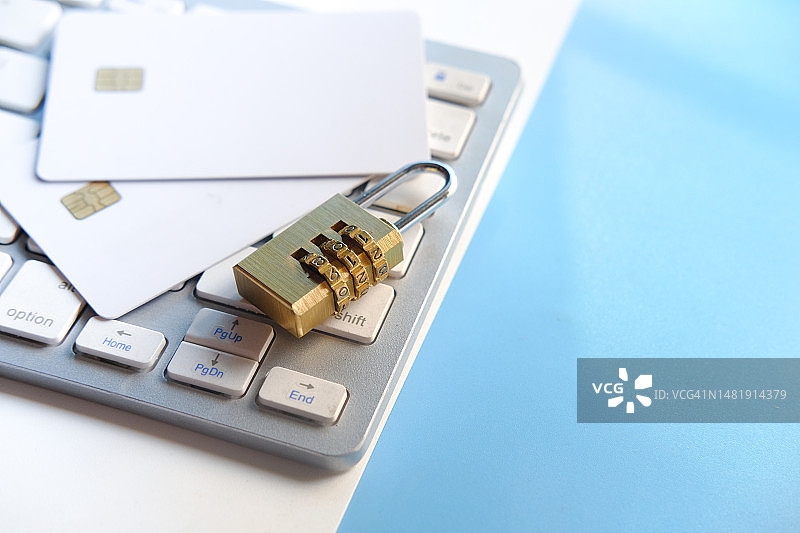 信用卡上的挂锁：互联网数据隐私信息安全概念（罗马尼亚）图片素材
