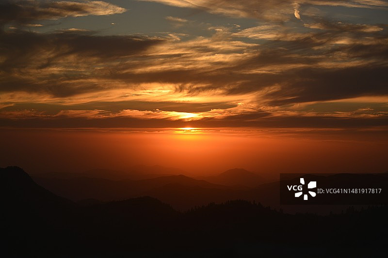 美国加利福尼亚州红杉国家公园的群山剪影图片素材